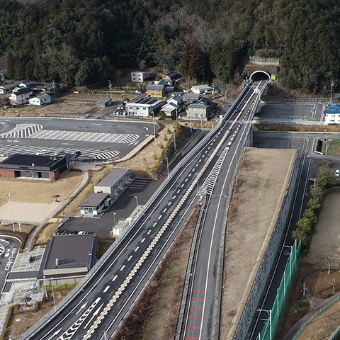 土地測量に関連する道路と周辺地形の航空写真