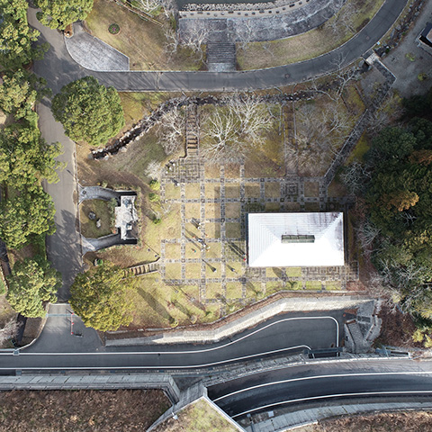 土地測量に使用されるトータルステーションと現地測量