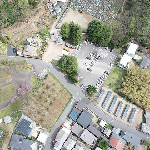 住宅地の土地と建物が並ぶ宅地開発エリアの様子