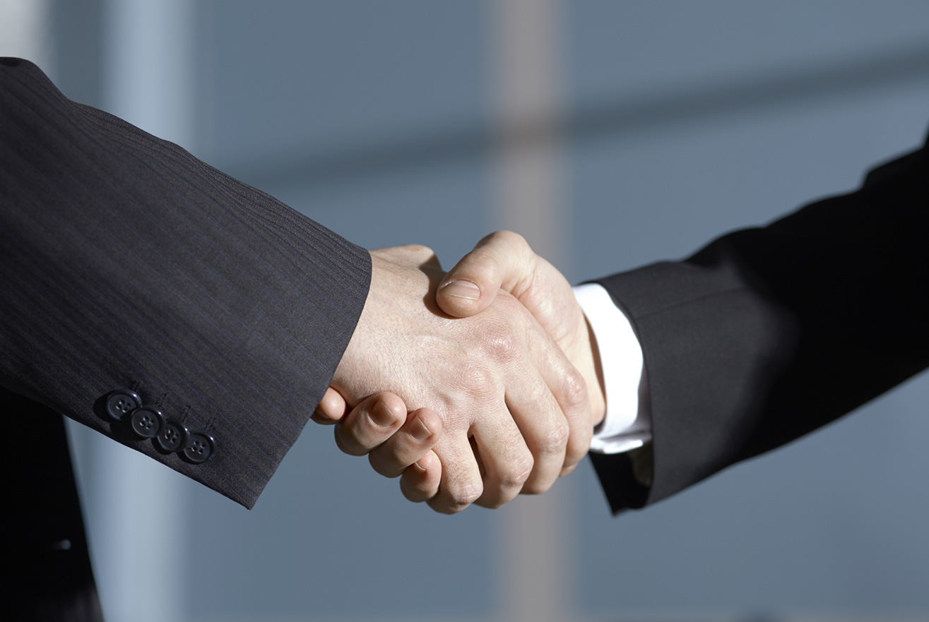 依頼者との信頼関係を表す握手の様子