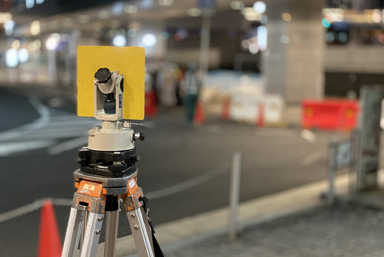 測量現場で使用される測量機器（トランシット）
