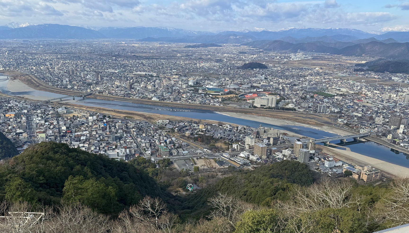 地域の街並みと河川を上空から見た風景