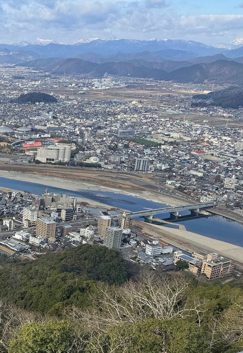 地域の街並みと河川を上空から見た風景